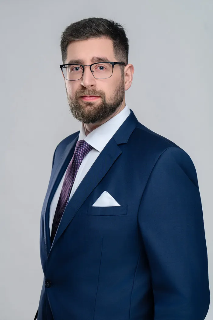 Professional business headshot and LinkedIn portrait — Fantasmatic 6