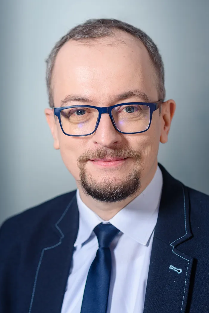 Professional business headshot and LinkedIn portrait — Fantasmatic 10