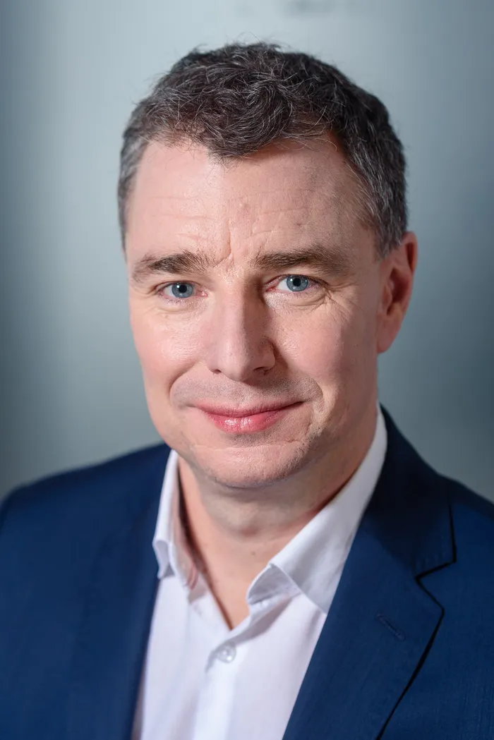 Professional business headshot and LinkedIn portrait — Fantasmatic 11