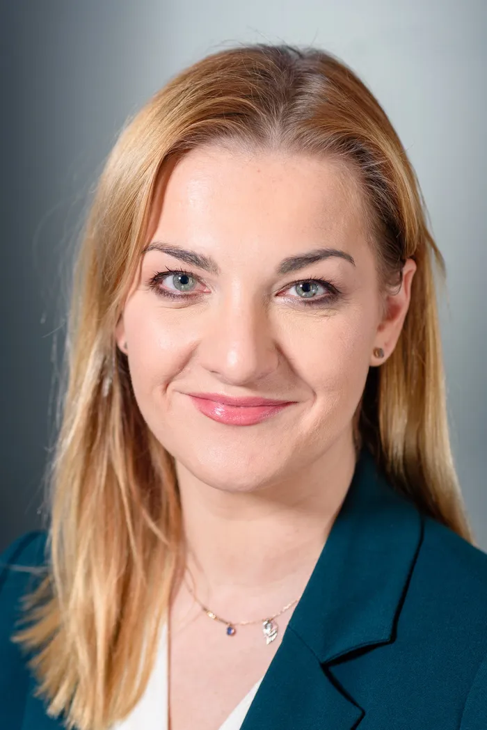 Professional business headshot and LinkedIn portrait — Fantasmatic 12