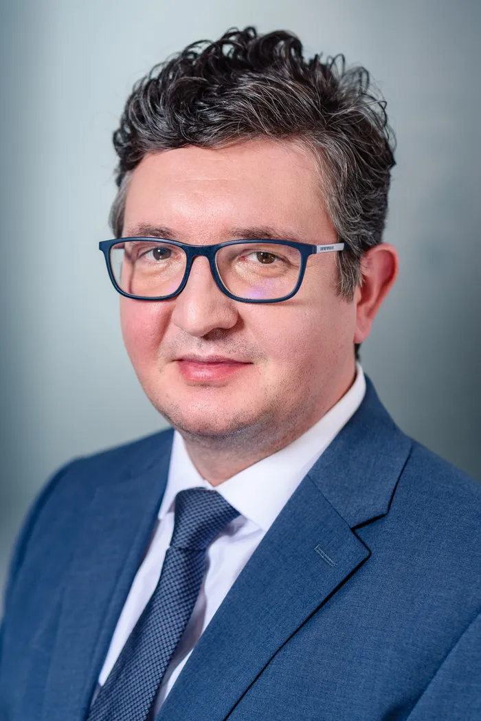 Professional business headshot and LinkedIn portrait — Fantasmatic 13