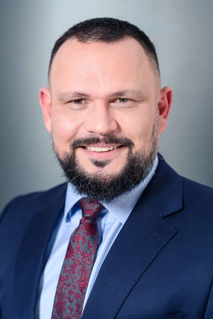 Professional business headshot and LinkedIn portrait — Fantasmatic 14