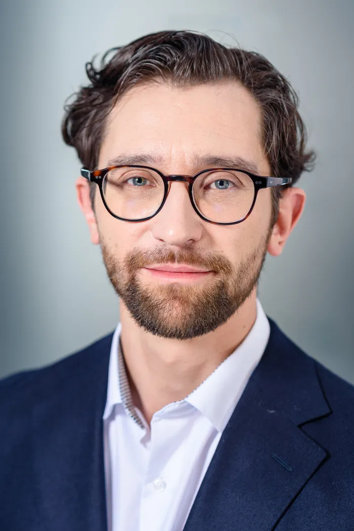 Professional business headshot and LinkedIn portrait — Fantasmatic 15