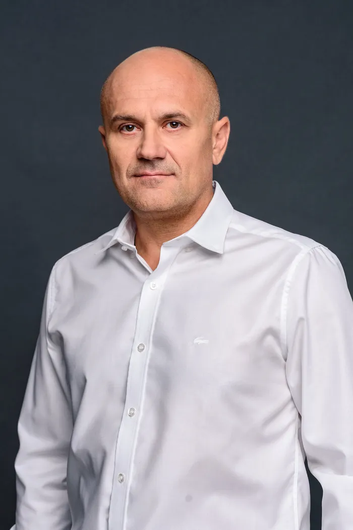 Professional business headshot and LinkedIn portrait — Fantasmatic 25